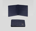 bi-fold wallet with metal gucci crest detail