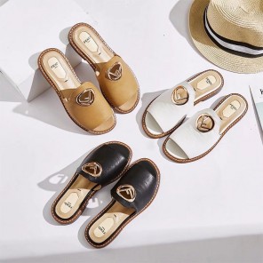 2018 Fendi women Slippers in Calfskin leather