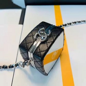 2022 Chanel CLUTCH WITH CHAIN